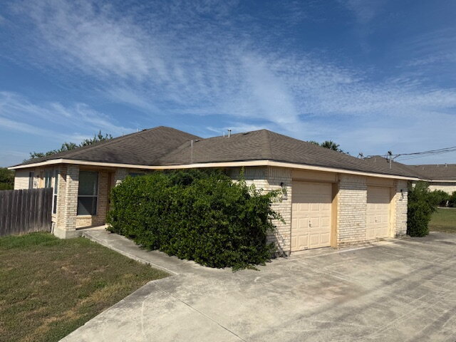 Building Photo - 3 Bedroom, 2 Bath Duplex with Yard Care Pr...