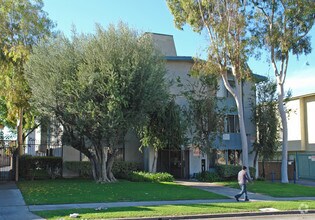 Building Photo - 1541 S St Andrews Pl