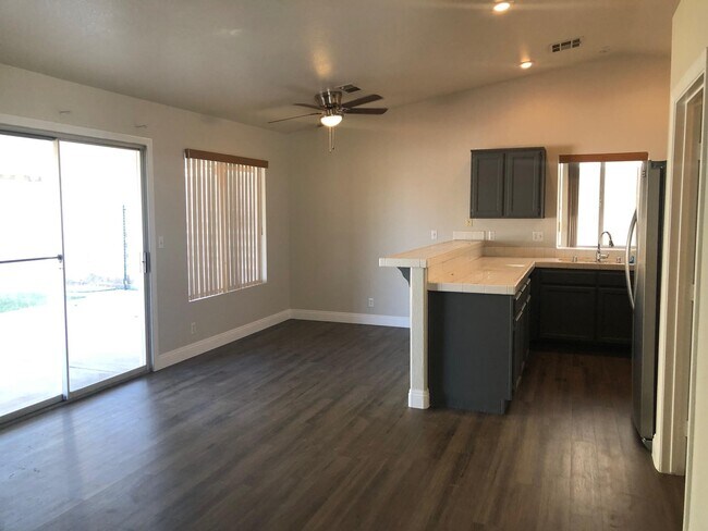 Building Photo - Showings Available NOW