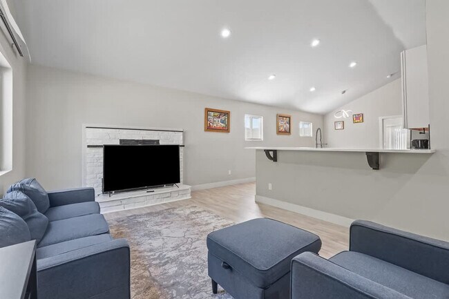 Building Photo - 1001 N Shamrock St