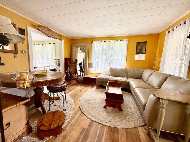 Building Photo - 2 Bedroom Home Available August 2026