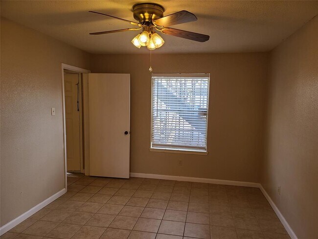 Building Photo - 8267 Creekbend Dr