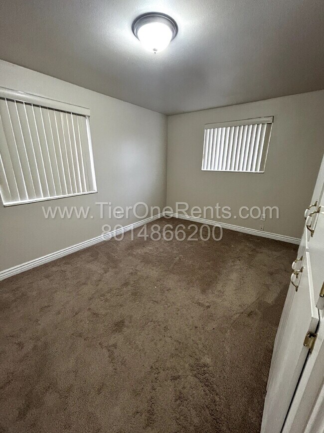 Building Photo - NO DEPOSIT option available for qualified ...