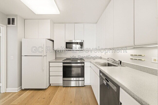 Building Photo - 5445 N Sheridan Rd
