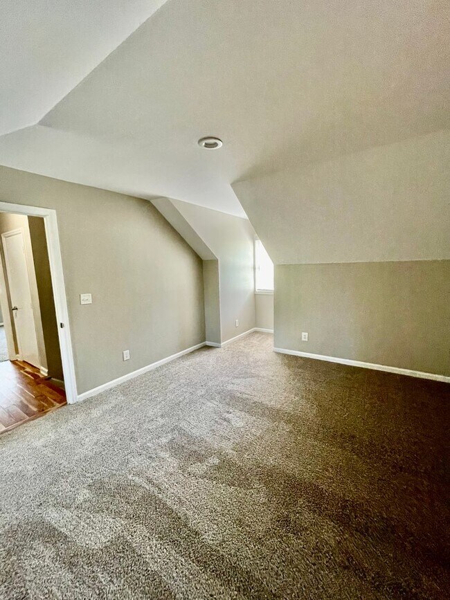 Building Photo - Welcome to view, a charming 4-bedroom, 2-bathroom home located in the heart of Charlotte, NC.