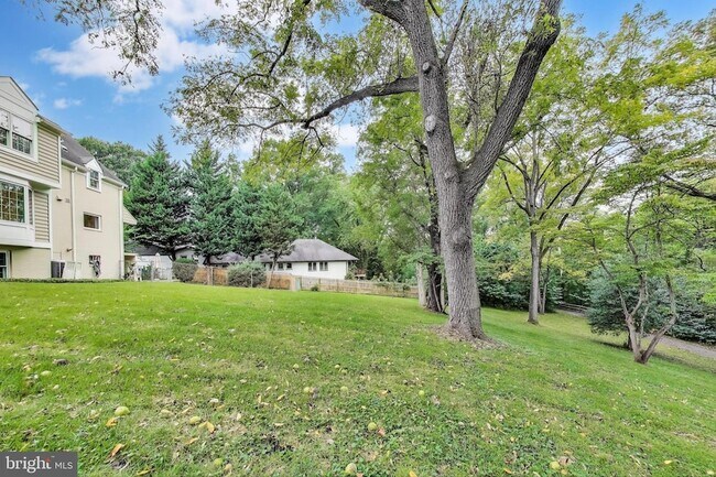 Building Photo - 9326 W Parkhill Dr