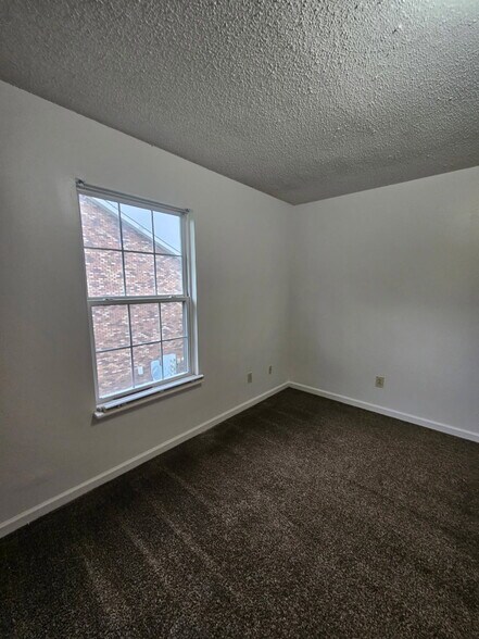 Building Photo - 2304 Raleigh Ct