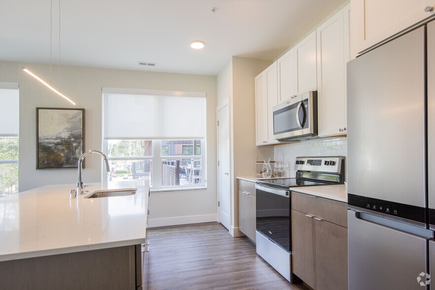 1BR, 1BA - 901SF - Lake Terrace Apartments