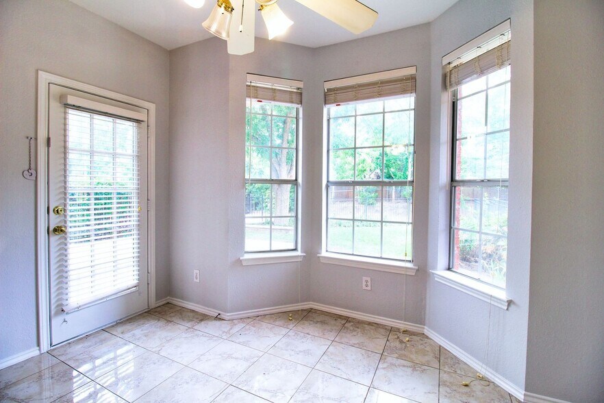 Building Photo - 8435 Creekside Cir