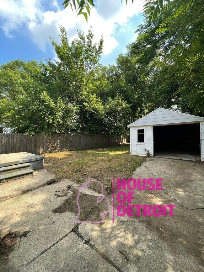 Building Photo - Summer Special~ 3 BEDROOM 1 BATH BUNGALOW ...