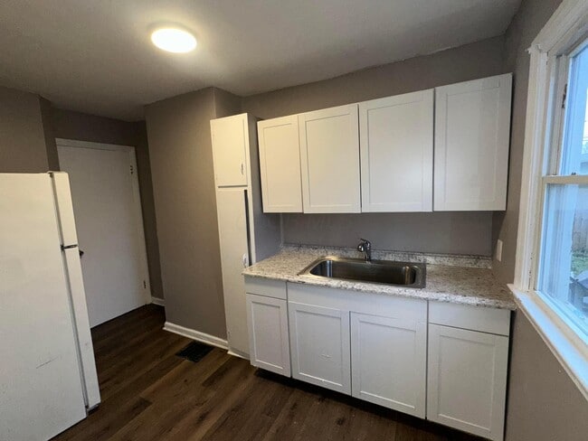 Building Photo - 1352 E 25th Ave