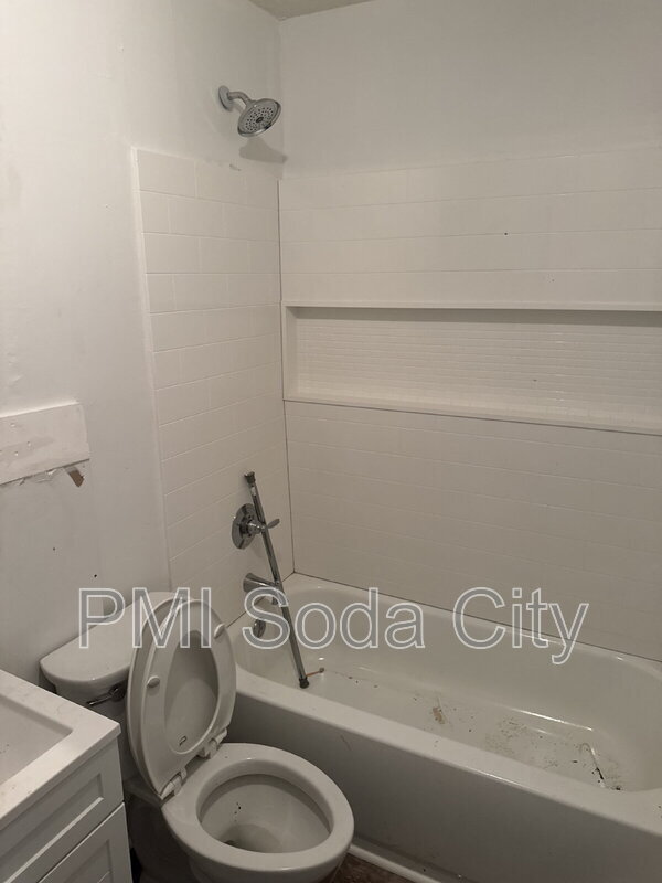Building Photo - 211 E Brooks St