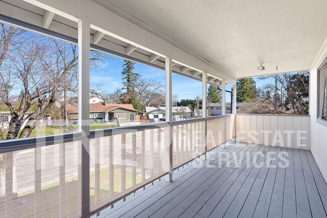 Building Photo - STUNNING UPDATED HOME 5 BEDROOM HOME ON CO...
