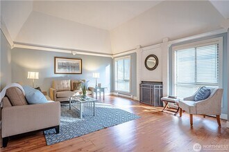 Building Photo - 3 bed/2 bath Condo in Bellevue!