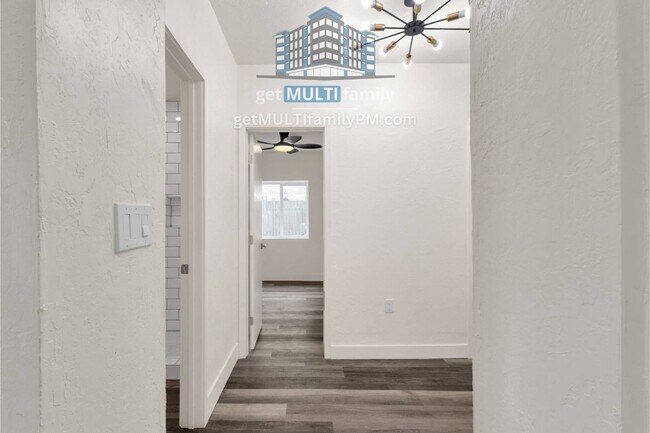 Building Photo - 1006 E Pasadena Ave