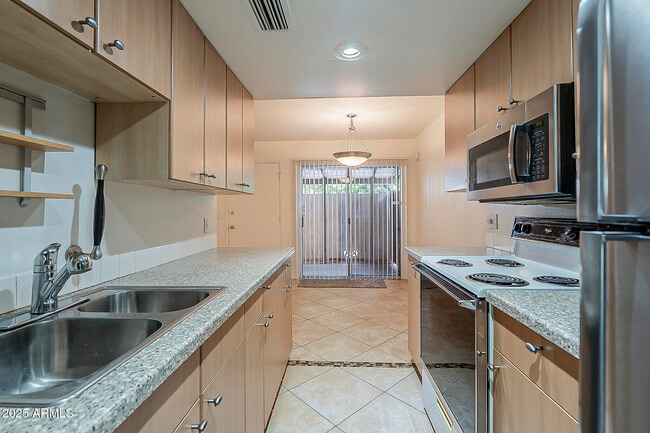 Building Photo - 1023 N 84th Pl