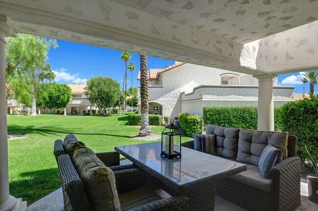 Building Photo - 289 Vista Royale Cir W