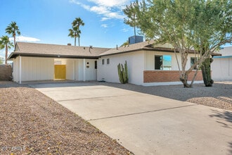 Building Photo - 2333 E Paradise Dr