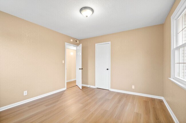 Building Photo - 3 Bedroom Pet Friendly Home For Rent!