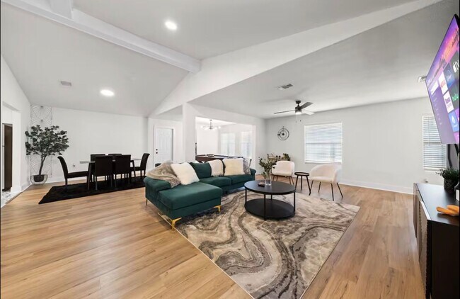 Building Photo - Stunning Home with Spacious Layout & Modern Upgrades