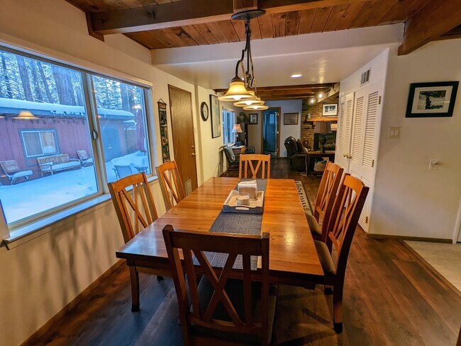 Building Photo - Pet friendly 4Bd home for a seasonal lease...