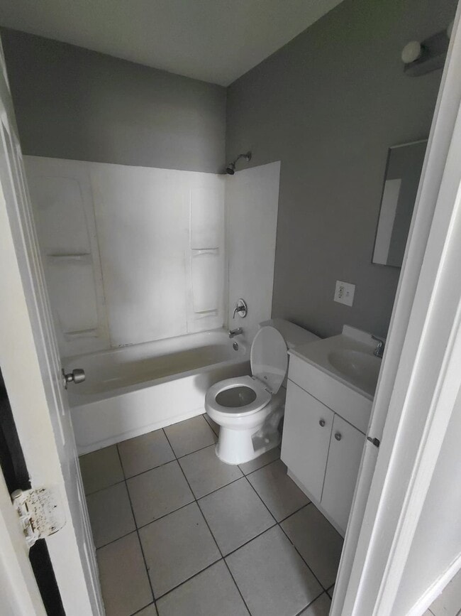 Building Photo - 1218 Maple Ave