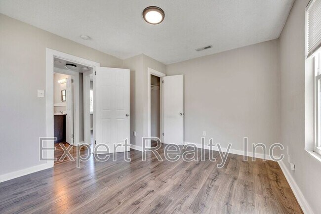 Building Photo - 1033 57th St