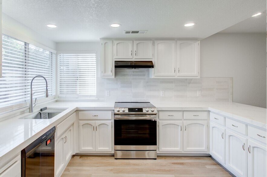 Building Photo - 259 Silver Star Ct