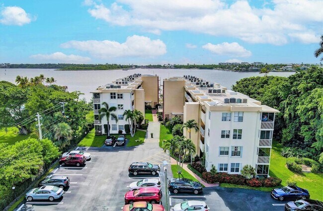 Building Photo - 1820 New Palm Way