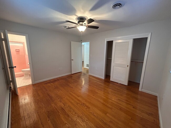 Building Photo - Lovely 3 BR home with garage, Convenient t...