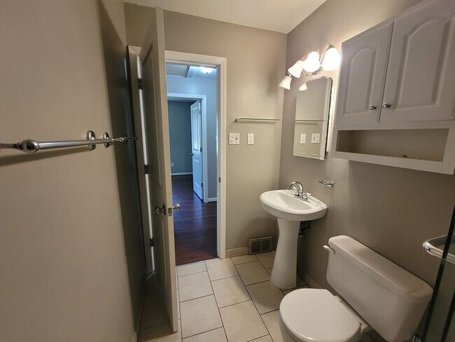 Building Photo - Spacious 3-bedroom, 2-full Bath Ranch