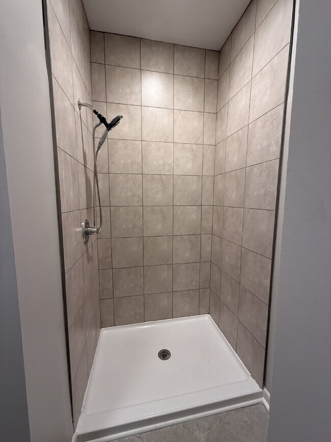 Building Photo - $500 off one month with18 monthlease.  "Co...