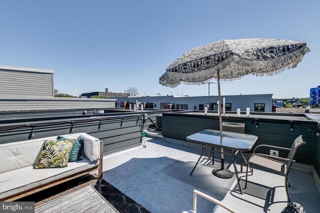 Building Photo - 938 N Leithgow St