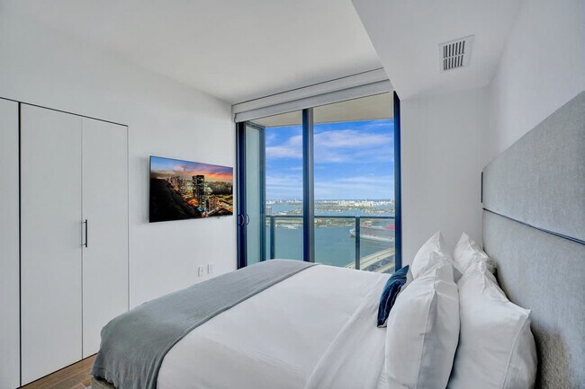 Building Photo - 398 NE 5th St