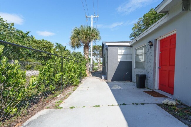 Primary Photo - 11 SW 13th Ave