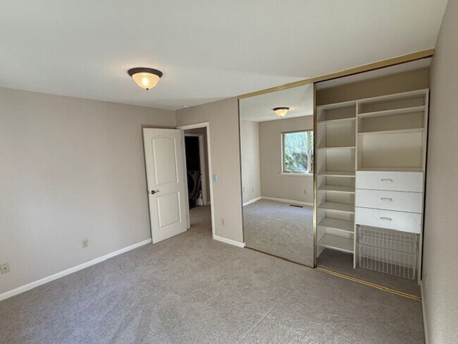 Building Photo - Massive4-Bedroom Richmond Home!