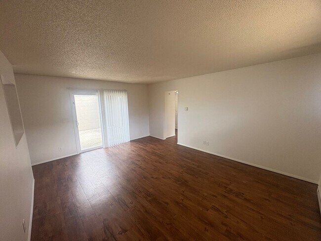 Building Photo - Sh315-317