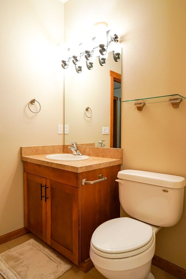 Building Photo - Executive Townhome - Walking distance to C...