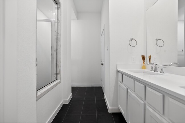 Building Photo - 16607 Lake Austin St