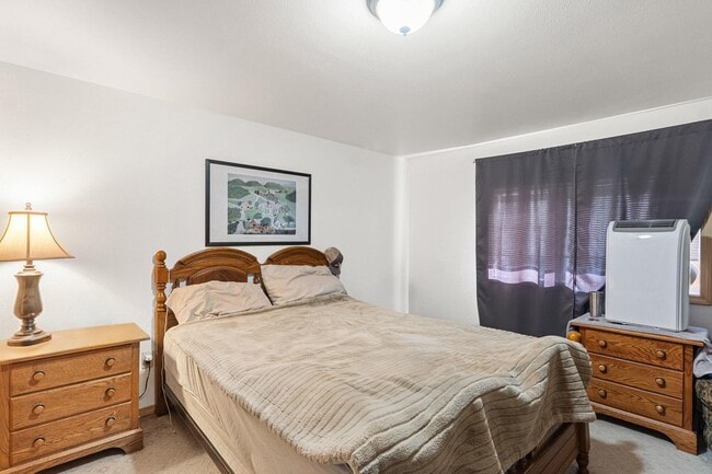 Building Photo - 1005 N 3rd St E