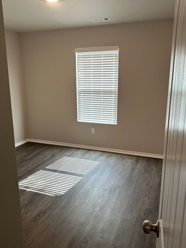 Building Photo - 205 Logan Dr