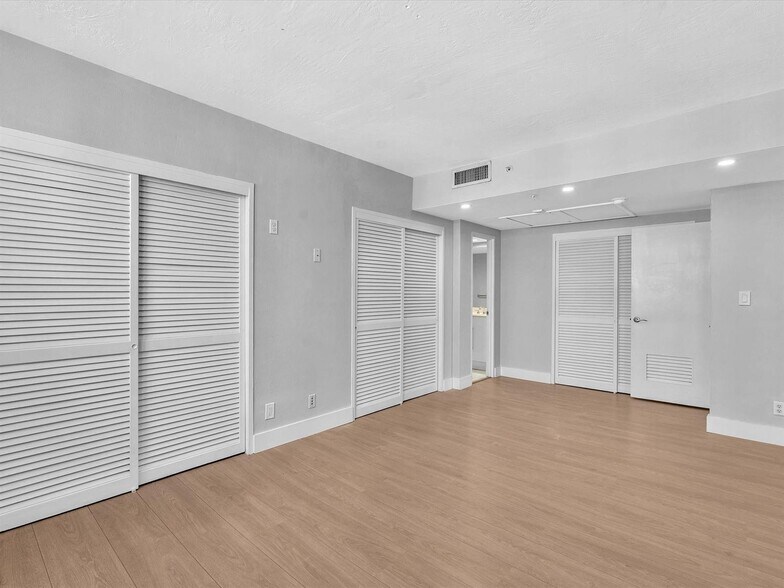 Building Photo - 3001 S Ocean Dr