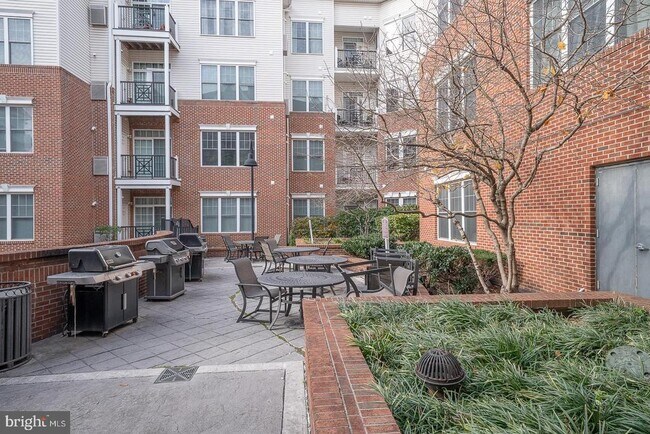 Building Photo - 300 W Elm St