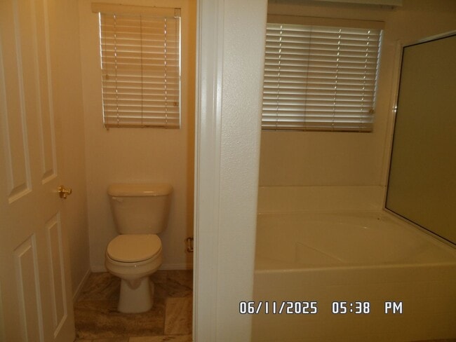 Building Photo - 3 Bedrooms, Den, 2 Bathrooms, 3 Car Garage...