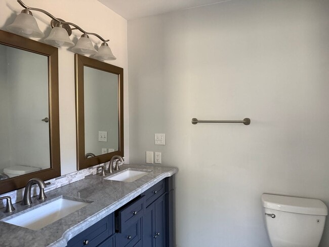 Building Photo - Private 3 bed 2bath house in North Johnson City! - Available NOW