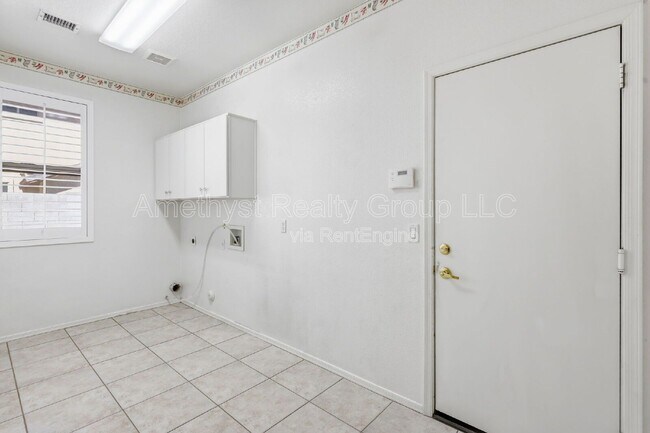 Building Photo - 7017 W Greenbriar Dr