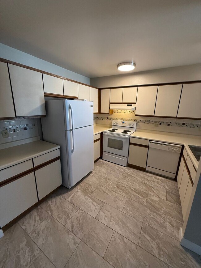 Building Photo - Private Entry 2 Bedroom Apartment Available!