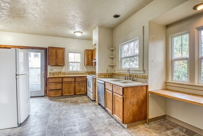 Building Photo - In the heart of Downtown Vancovuer