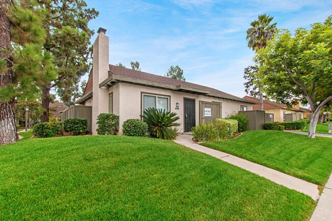 Building Photo - 3 Bedroom, 2 Bath 1374sf Detached condo in...