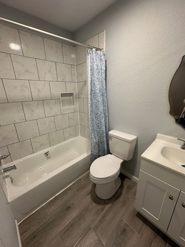 Building Photo - 2 Bed 2 Bath House